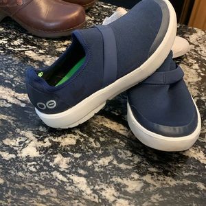 Oofos size 8 blue shoe in good condition,